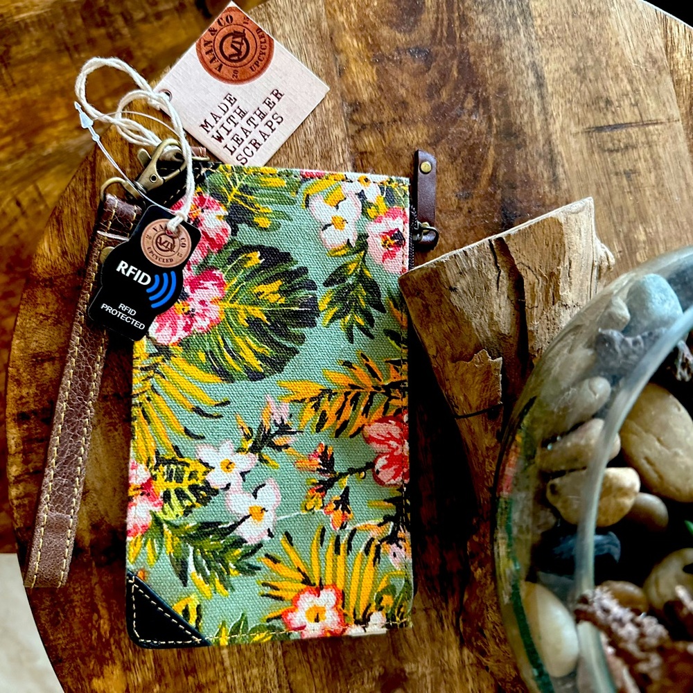 🚨🚨SOLD 🚨NWT RFID ZIP Floral Wallet Wristlet with card pockets